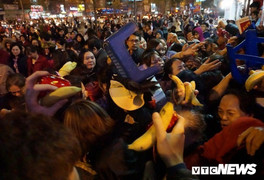 Chen lấn, xô đẩy, đè lên nhau tranh cướp lộc chùa Phúc Khánh