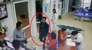 Yêu cầu tháo đốt tay không được, nam thanh niên vung dao dọa bác sĩ