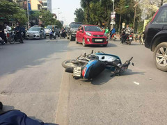 Ngã xuống đường sau va chạm xe buýt, người đàn ông đi xe máy bị cán chết