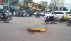 Rơi vào điểm mù xe tải, người phụ nữ đi xe máy bị cán chết