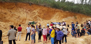 Mỏ khai thác đất trái phép đổ sập, đè chết tài xế xe tải