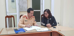 Tước giấy phép lái xe nữ tài xế quay đầu ô tô trên cầu còn mắng người sa sả