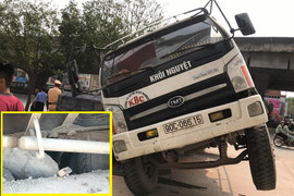 Đi lên nắp cống bê tông không cốt thép, xe tải chở gạch tụt xuống hố