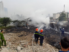 Cháy bãi tập kết rác thải ở Hà Nội, cột khói bốc cao hàng chục mét