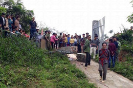 Cổng trường đổ sập, trụ cột đè chết một học sinh tiểu học