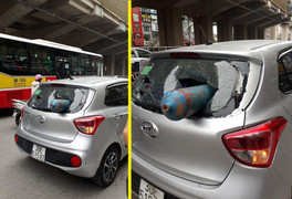 Bình gas ‘từ trên trời rơi xuống', xuyên thủng ô tô đang chạy trên phố Hà Nội