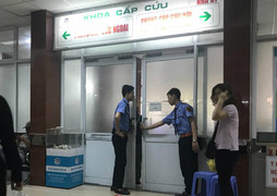 Ô tô kéo lê xe máy hàng trăm mét trên phố Hà Nội: Sức khỏe nạn nhân giờ ra sao?