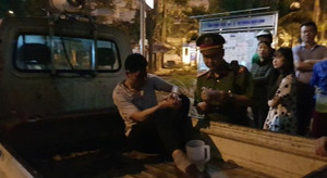 Ô tô kéo lê xe máy hàng trăm mét trên phố Hà Nội: Xác định danh tính tài xế xe 'điên'