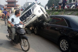 Xe Land Cruiser lao thẳng xuống chân đê, đè bẹp xe Camry ở Hà Nội