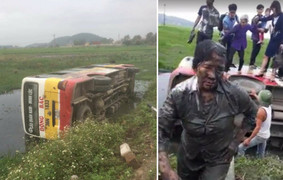 Đánh lái tránh xe công nông, xe buýt lật nghiêng, hàng chục khách 'tắm bùn'