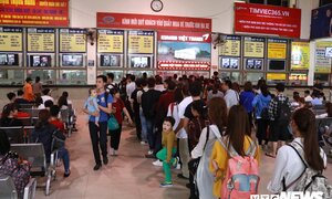 Dân xếp hàng dài mua vé xe về quê nghỉ lễ 30/4 - 1/5