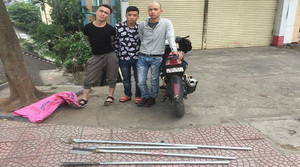 CSGT áp sát quật ngã 3 thanh niên mang mã tấu đi giữa phố