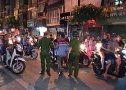 Đâm vợ cũ trọng thương, tên côn đồ bị người dân bắt giữ