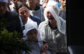 Ảnh: Người thân khóc ngất tiễn đưa lái tàu SE19 về đất mẹ