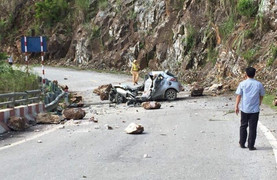 Đỗ xe ven đường, tài xế chết thảm vì bị đá trên núi lăn trúng