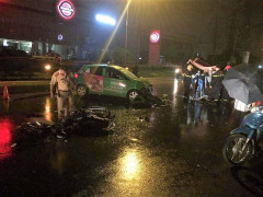 Phóng xe máy tốc độ cao đối đầu taxi trong mưa, 2 thanh niên nguy kịch