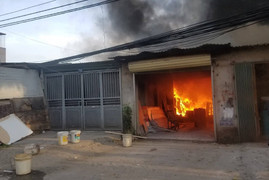 Xưởng đồ gỗ cháy ngùn ngụt lan sang nhà dân, 4 mẹ con thoát chết trong gang tấc