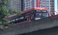 Xe máy ép xe khách đi lùi ở vành đai 3 trên cao: Cảnh sát giao thông vào cuộc điều tra