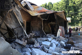 Mảnh vỏ lựu đạn ngổn ngang, mùi thuốc súng khét lẹt tại sào huyệt của trùm ma túy bị tiêu diệt ở Lóng Luông