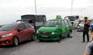 4 xe ô tô tông liên hoàn, cầu Vĩnh Tuy tắc dài hơn 3km