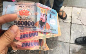 Đi xích lô bị 'chặt chém', khách Tây còn bị trả lại bằng tiền âm phủ