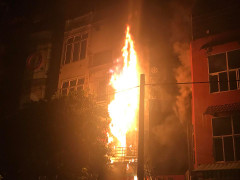 Quán karaoke 5 tầng ở Hà Nội bốc cháy dữ dội trong đêm