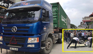 Vừa lái xe vừa xem điện thoại, tài xế GrabBike bị container cán chết