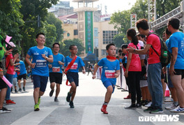 175 gia đình chạy đua 10km quanh hồ Hoàn Kiếm