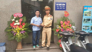Nhận lại hơn 20 triệu đồng đánh rơi, nam thanh niên viết thư cảm ơn CSGT Hà Nội
