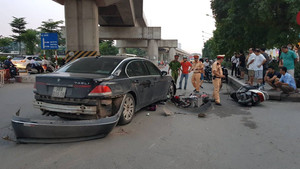 Nữ tài xế BMW tông liên hoàn trên phố Hà Nội, 2 cháu nhỏ bị thương nặng