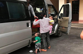 Sự thật 2 người phụ nữ bắt cóc trẻ em bị tài xế xe khách đưa đến trụ sở công an