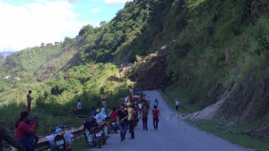 Đất đá từ đồi cao ầm ầm đổ xuống, người dân hô hoán quay đầu xe tháo chạy