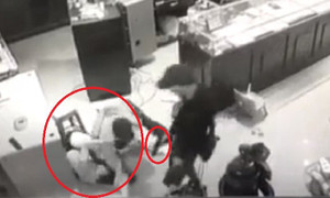 Clip: Chủ tiệm vàng Trường Ký chống trả những tên cướp mang hung khí