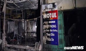 Ảnh: Hiện trường vụ cháy trong đêm thiêu rụi 2 ngôi nhà trên phố Hà Nội