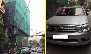 Thanh sắt rơi từ công trường xây dựng xuyên thủng kính xe ô tô 7 chỗ ở Hà Nội