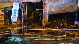 Chợ đầu mối lớn nhất Thanh Hóa cháy lớn, 10 ki ốt bị thiêu rụi trong đêm