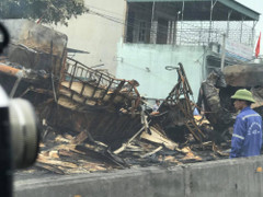 Hai xe tải tông vào nhau rồi bốc cháy dữ dội, hai người chết cháy trong cabin