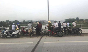 Cãi nhau với chồng, vợ bỏ lại con nhỏ trên cầu rồi nhảy xuống sông tự tử