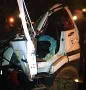 Cần cẩu đổ sập trúng cabin xe tải, tài xế mắc kẹt trong xe