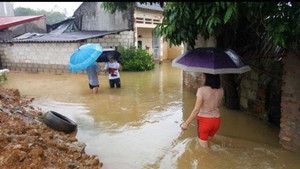 Nước sông Kỳ Cùng dâng cao, ngập khắp đường làng ngõ xóm ở Lạng Sơn sau bão số 3