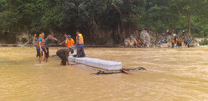 Ảnh: Kết bè đưa từng thùng hàng cứu trợ vào bản bị lũ tàn phá khủng khiếp nhất ở Thanh Hóa