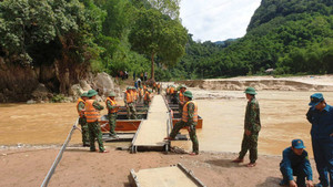 Nước sông Luồng lại cuồn cuộn chảy, cầu phao nối tâm lũ Thanh Hóa vừa lắp đặt đã phải tháo dỡ