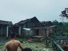 Bão số 4 gây lốc xoáy, tốc mái hàng chục nhà dân ở Hà Tĩnh