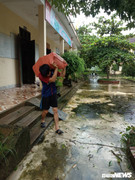 Lũ lên nhanh, dân Hà Tĩnh oằn mình cõng đồ đạc, ôm lợn gà chạy lũ