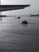 Bãi đậu sân bay Tân Sơn Nhất lại mênh mông nước