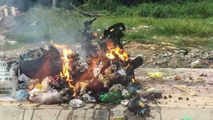 Vợ 'hờ' mê đánh bạc, chồng đốt xe giữa đường