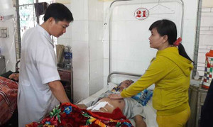 Hai kẻ bịt mặt đâm trọng thương người đàn ông, cướp 50 triệu đồng