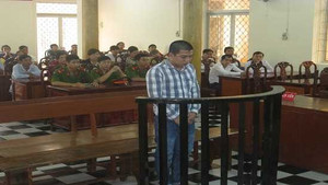 Đến thăm con, đâm chết người tình của 'vợ hờ'