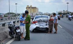 Hàng chục người thoát chết sau cú va chạm mạnh giữa 2 xe ô tô