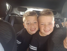 Cặp song sinh đẹp như thiên thần đã chiến thắng bệnh ung thư